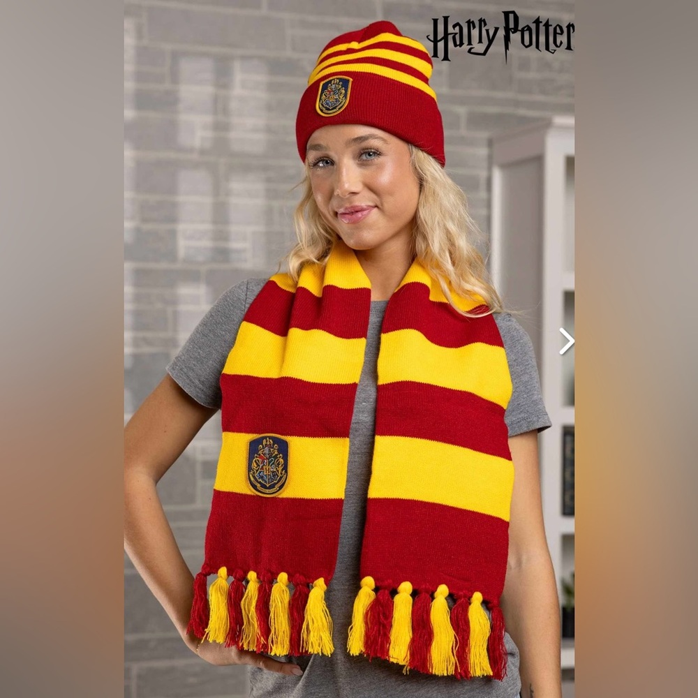 NWT Elope Warner Bros. Harry Potter Gryffindor Beanie and Scarf Set